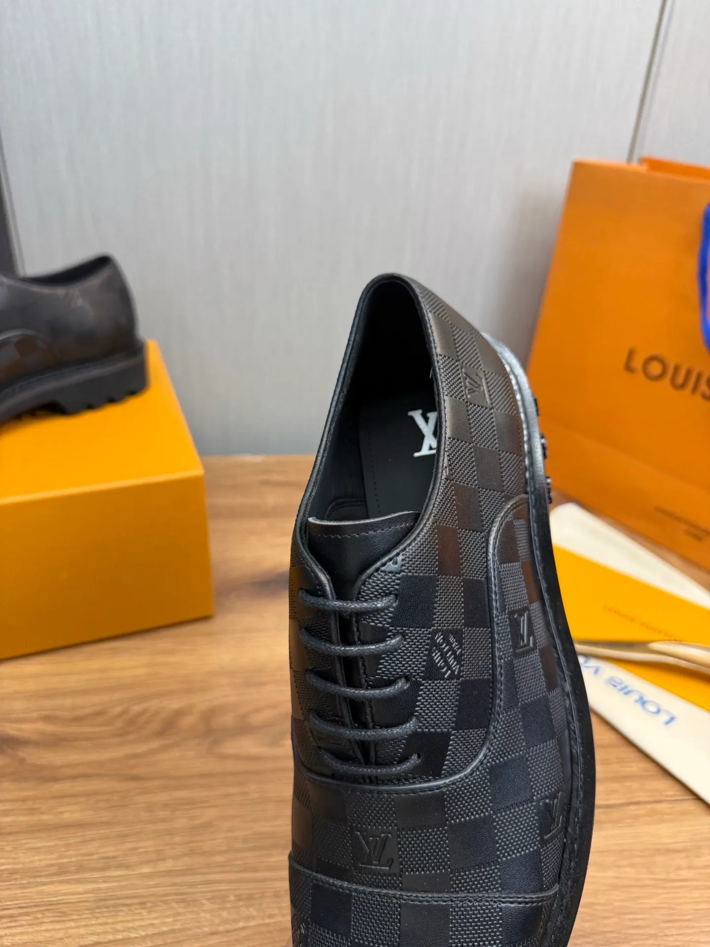 Men's shoes 💰900💰 LV. Men's casual lace-up leather shoes, the latest hot style 🔥 1:1 original purchase quality, top quality goods ⬆️The upper is imported open-edge beaded cowhide, cowhide, and cow suede. The hand-made three-dimensional stitching highlights the round toe design. The inner foot pads are all imported cowhide, with the original wear-resistant foam outsole, matching code 39-44, (38, 45 custom-made, non-refundable)